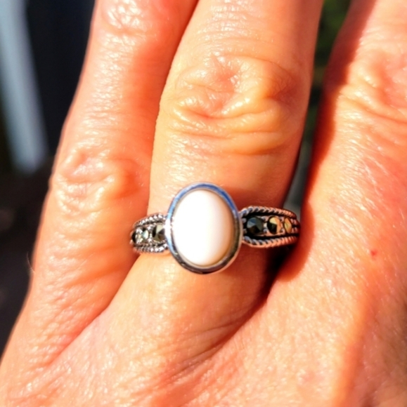 Nwot moonstone stainless size 8 ring beautiful oval shape well made - Picture 2 of 7